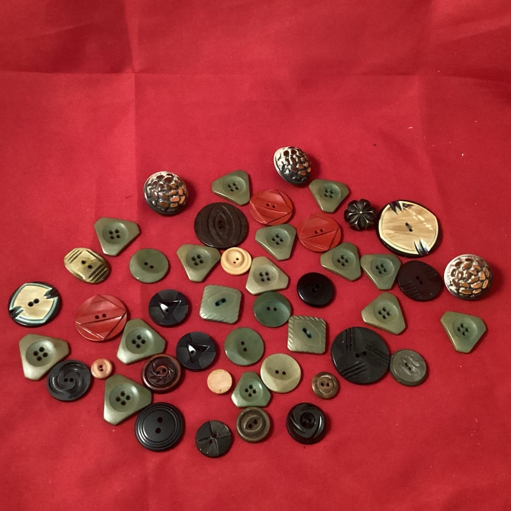 117 grams of retro looking sewing buttons